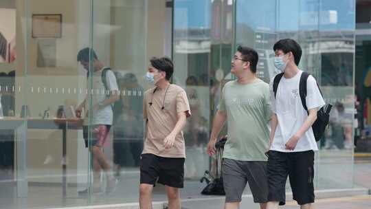 华强北的手机店里的人