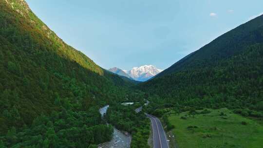 川西甘孜亚拉雪山航拍