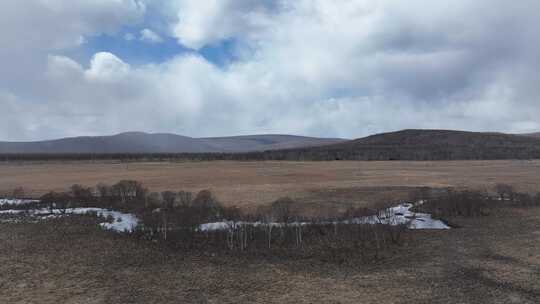 谷雨时节大兴安岭山谷小溪残冰冰雪消融