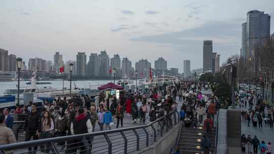 城市江边步道人来人往的热闹景象延时视频