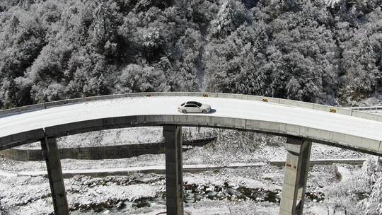 奔驰小轿车在雪地公路行驶旅行航拍雪景雾凇