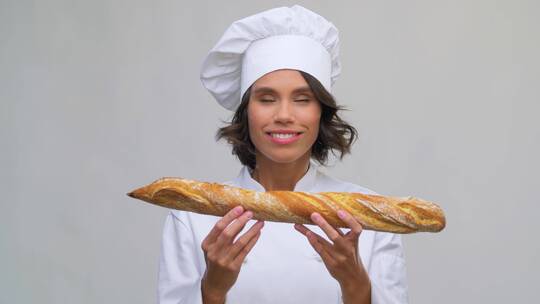 问面包香气的快乐女厨师慢镜头