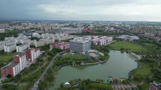 华东理工大学校园蓝天白云风景