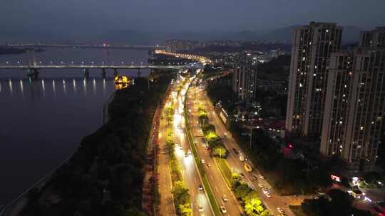 福州夜晚城市道路车辆川流不息的景象