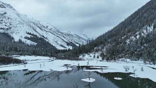 航拍四川雪山下午湖泊雪景四姑娘山旅游景区