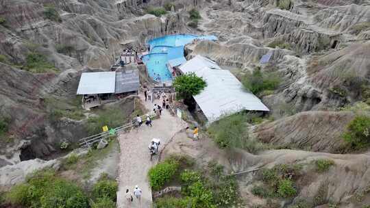 PISCINA EN MEDIO DEL