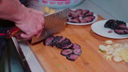 农村年味柴火做饭柴火炒肉切香肠烹饪过程