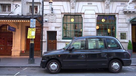 伦敦餐馆外的出租车