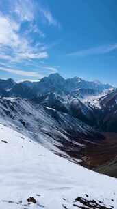 竖屏雪山山脉山峰冬季自然风光