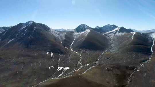 西藏秋季高山草原雪山融化小溪航拍4K