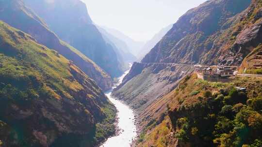 香格里拉虎跳峡金沙江大峡谷