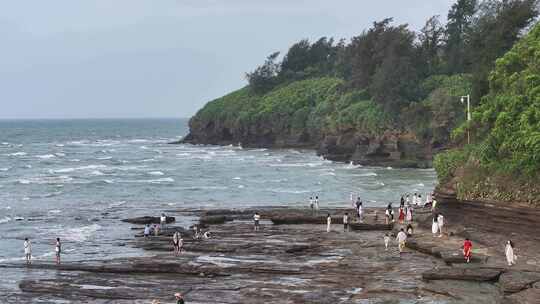 涠洲岛海边游客