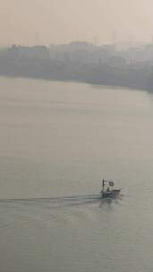 早上的小城镇渔民坐船打鱼