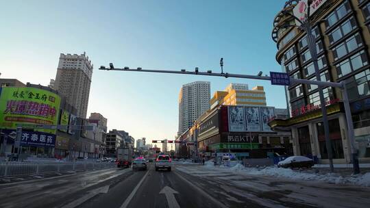 疫情笼罩下城市街道和车辆人流