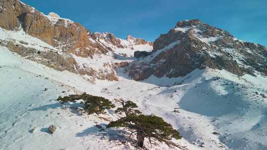 航拍高原雪山