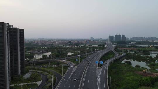 夜幕下的城郊