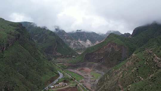 多云下的村庄 大青山 穿云 草原 大山