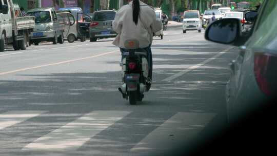 道路上往来的电动自行车