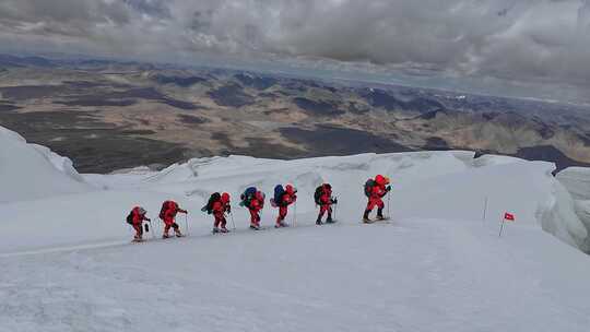 攀登新疆慕士塔格峰雪山的登山队队员