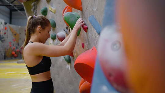 攀岩者在攀岩墙上的优秀身体形状训练