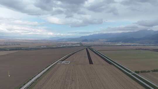 一望无际农业种植地的公路航拍