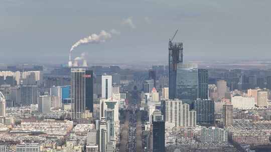 雾霾笼罩下的城市建筑群全景