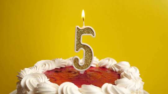 05.插入节日蛋糕的数字5形式的蜡烛被吹视频素材模板下载