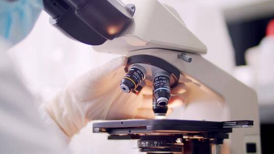 科学家观察显微镜