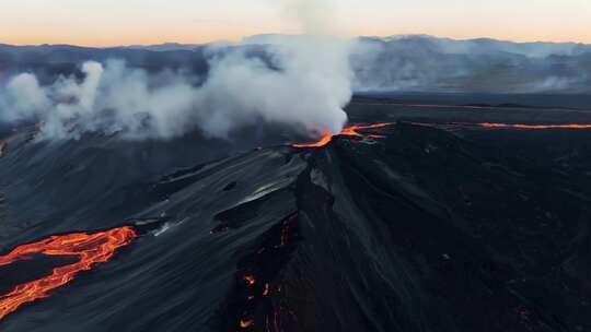 火山喷发岩浆流淌烟雾缭绕的壮观景象