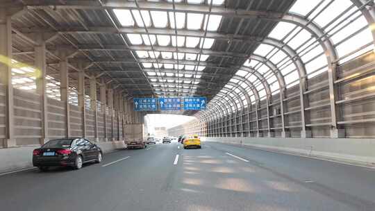 武汉城市道路声屏障设施和汽车行驶单镜头视频素材模板下载