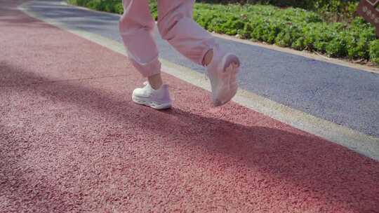 清晨女子在公园里跑步