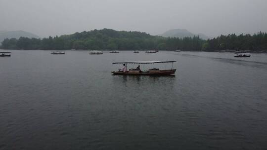 飞远大全景山湖水游船