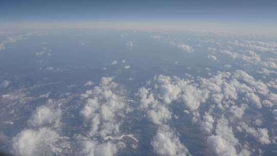 北海道飞机窗外 天际线 天空云层 雪景