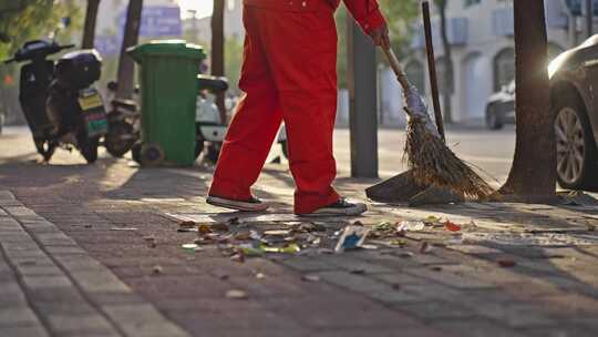 城市清晨环卫工人扫地
