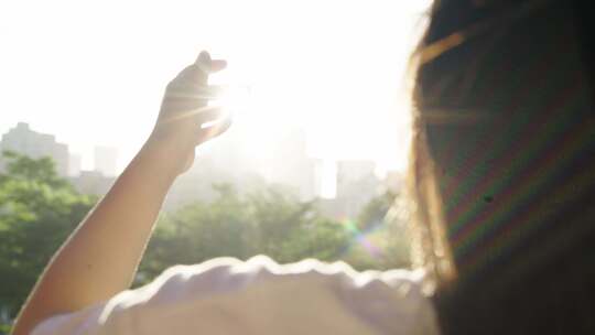 女孩伸手触摸阳光希望未来视频素材模板下载