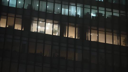 航拍夜晚现代办公大楼的办公室