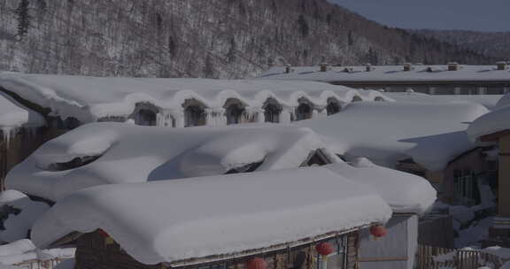 积雪深厚的雪乡特色小屋屋顶景象