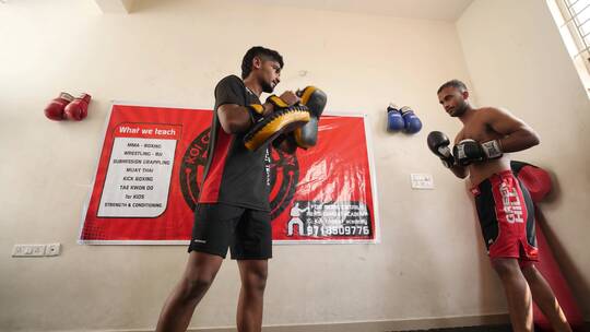 两名拳手在练习拳击视频素材模板下载