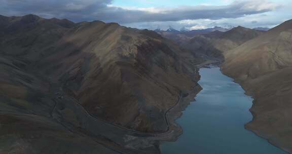 西藏日喀则满拉水库雪山湖泊高空航拍