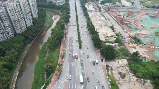 航拍公路车流行驶空镜