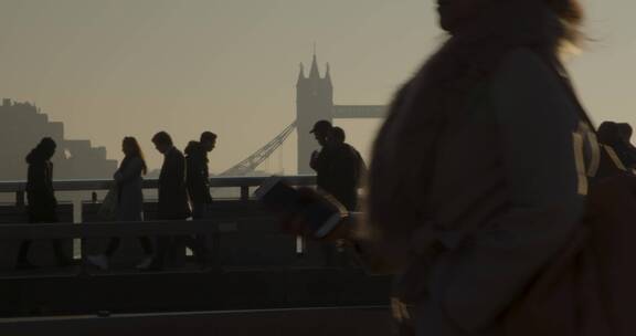 行人穿过伦敦桥的剪影
