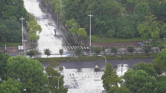 下雨天的街道马路俯瞰