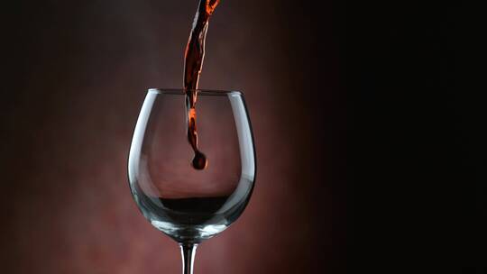 葡萄酒倒入玻璃杯慢镜头
