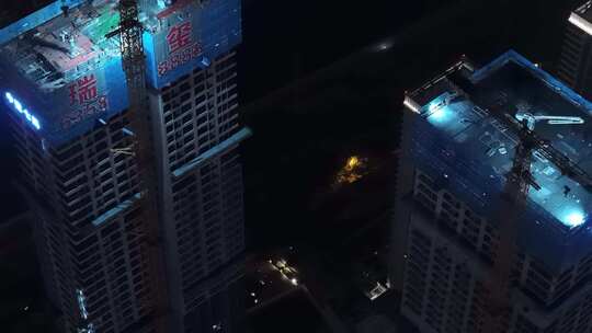 俯瞰夜景城市楼盘房地产开发建设塔吊