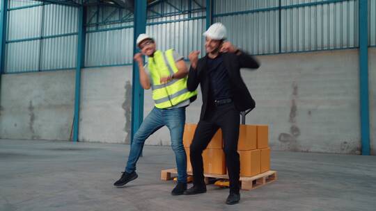 工人在工厂里跳舞视频素材模板下载