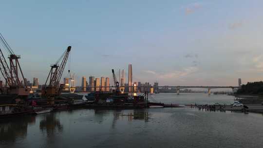 武汉长江二桥日落码头运输船货船视频素材模板下载