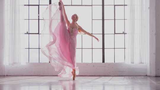 女舞蹈演员在练习舞蹈视频素材模板下载