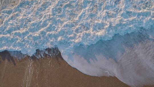 海洋波浪拍打在沙滩上