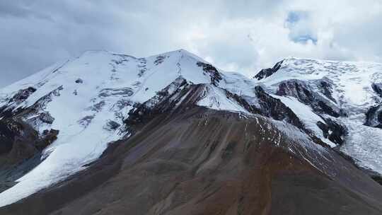 新疆雪山