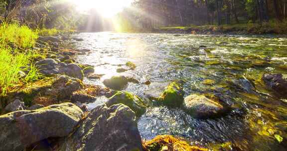 夏季或秋季的UHD山河延时摄影